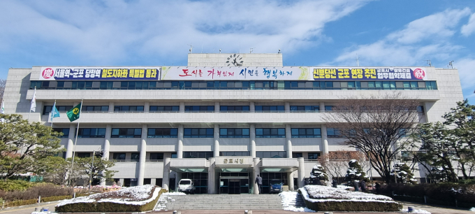 군포시는 지난 26일 시민의 안전을 위해 관내 16개 유관기관과 손을 잡고 '안전도시 군포' 선포식을 개최했다. 사진은 군포시청사 전경. / 사진제공=군포시