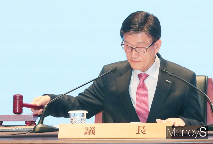 ▲ 정기총회 안건 가결하는 윤진식 신임 무역협회장
