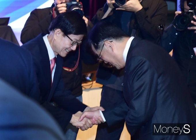 ▲ 무협 회원사 대표들과 인사 나누는 윤진식 신임 무역협회장
