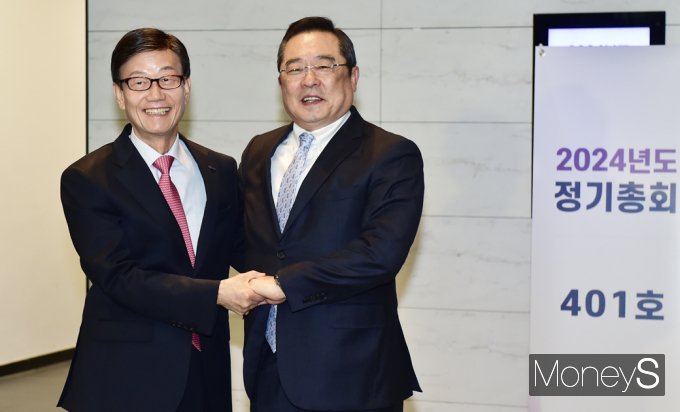 ▲ 기념촬영하는 운진식 신임 회장(왼쪽)과 구자열 전임 회장