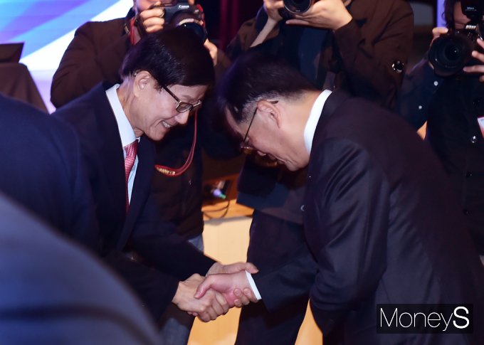 [머니S포토] 무협 회원사 대표들과 인사 나누는 윤진식 신임 회장