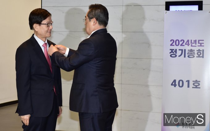 [머니S포토] 경제단체 변화의 바람 '무협' 구자열 → 윤진식, 회장 선임