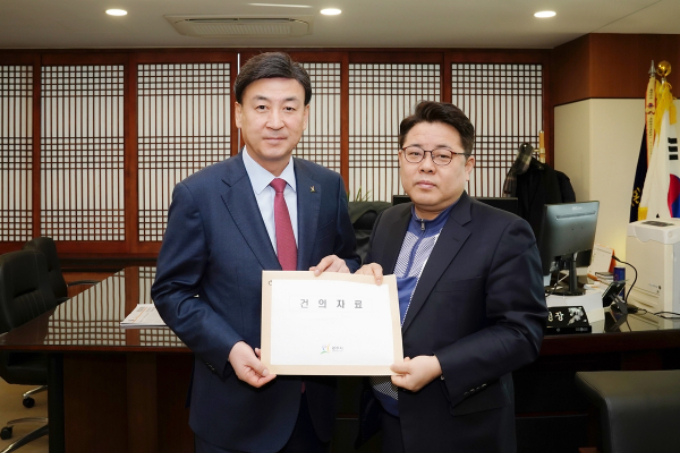 방세환 광주시장(왼쪽)이 퇴촌면 광동리 생활체육시설 조성 사업 건의자료를 받고 있다. / 사진제공=경기 광주시