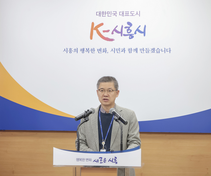 이덕환 시흥시 환경국장이 27일 시화호 가치 제고를 위한 기념사업 추진과 관련해 언론브리핑을 하고 있다. / 사진제공=시흥시