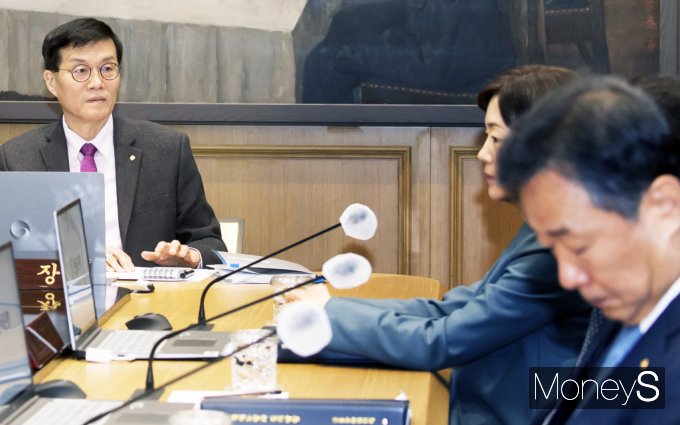 기준금리를 결정하는 금융통화위원회 정례회의가 지난 22일 서울 중구 남대문로 한국은행에서 진행된 가운데 이창용 한은 총재가 회의를 주재하고 있다.  이날 금통위는 기준금리를 조정없이 연 3.5%인 그대로 유지하기로 결정했다. 이는 9회 연속 동결이다. /사진=임한별(머니S)