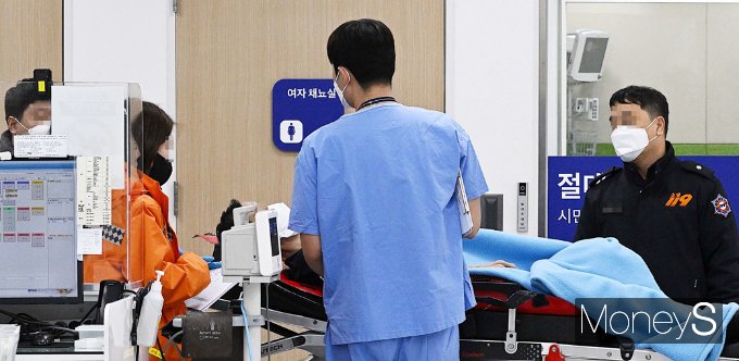 대한한의사협회가 이탈한 전공의들의 자리를 메우기 위해 3만 한의사들을 투입할 것을 촉구했다. 지난 21일 서울 한 대형병원에서 환자가 이송되고 있다. /사진=임한별 기자
