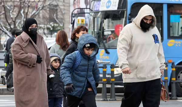 오는 28일 전국적으로 흐리고 아침 기온이 대부분 영하로 내려가 쌀쌀할 것으로 예상된다. 사진은 서울 종로구에서 두터운 옷을 입은 관광객들이 걸어가는 모습. /사진=뉴스1
