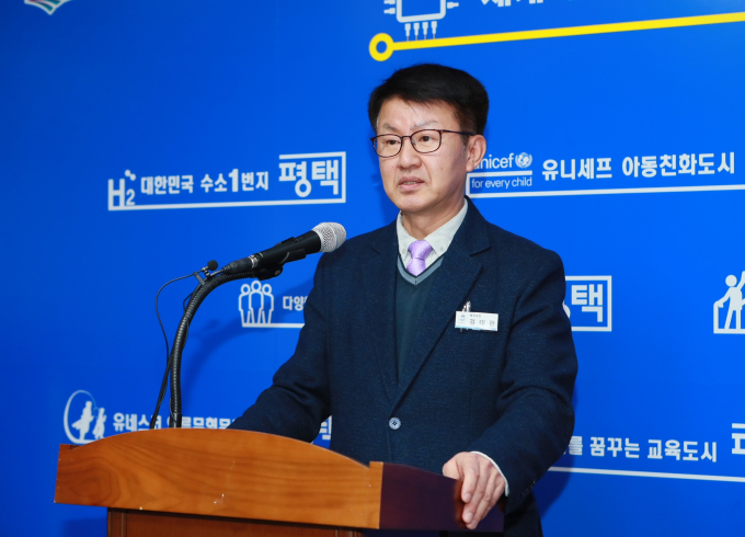  김대환 평택시 복지국장이 27일 평택시청에서 공설 종합장사시설 건립 추진계획을 설명하고 있다. / 사진제공=평택시