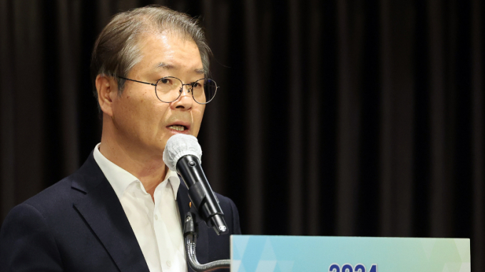이정식 고용노동부 장관이 27일 서울 중구 로얄호텔 그랜드볼룸에서 열린 '확대 고용센터 소장회의'에서 국내 고용환경과 관련해 육아휴직, 유연근무 확대 등을 약속했다. 사진은 이날 확대 고용센터 소장회의에서 인삿말하는 이 장관. /사진=뉴스1 