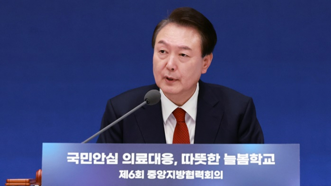 윤석열 대통령이 늘봄학교를 비롯한 국가돌봄체계 정착이 저출산 문제를 해결할 수 있는 실마리가 될 수 있다고 밝혔다. 사진은 윤석열 대통령이 27일 청와대 영빈관에서 열린 제6차 중앙지방협력회의에서 발언하는 모습. /사진=뉴시스