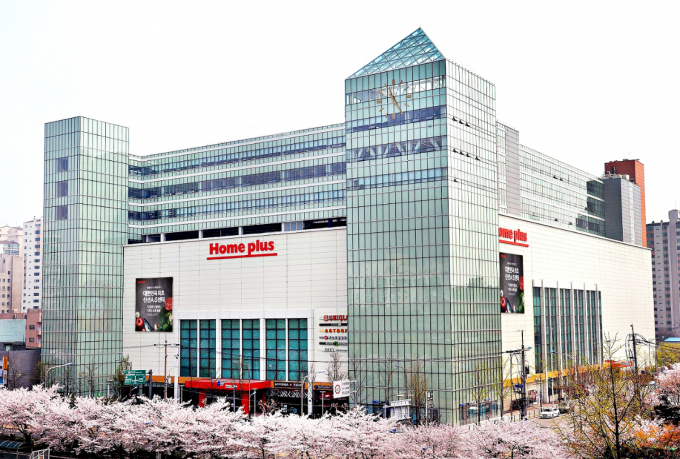홈플러스가 자금난 우려에 대해 리파이낸싱 작업이 차질 없이 진행되고 있다고 밝혔다. 사진은 홈플러스 본사. /사진=홈플러스