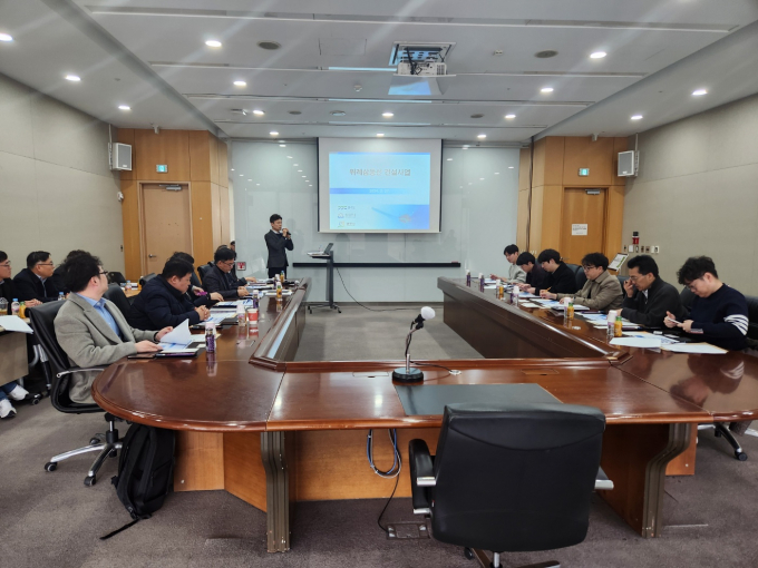 성남시와 광주시 관계자들이 27일 한국개발연구원(KDI) 실무자들과 함께 위례삼동선 건설사업과 관련한  현장 설명회를 열고 있다. / 사진제공=경기광주시