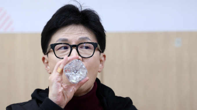 더불어민주당이 임종석 전 청와대 비서실장을 서울 중성동갑에서 컷오프(공천배제)한 것에 대해 한동훈 국민의힘 비상대책위원장이 이재명 민주당 대표를 겨냥했다. 사진은 한동훈 국민의힘 비상대책위원장이 26일 강원 원주시 자유시장에서 열린 전통시장 상인회 간담회에 참석한 모습. /사진=뉴스1