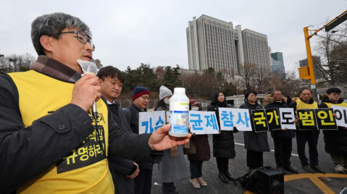 환경부가 27일 서울 서초구 서울고등법원에 가습기살균제 피해자의 국가배상 책임을 일부 인정한 항소심 판결에 대한 상고장을 제출했다. 사진은 지난 6일 서울고등법원에서 가습기살균제 피해자 등 가족과 환경보건시민센터 관계자들이 기자회견하는 모습. /사진=뉴스1