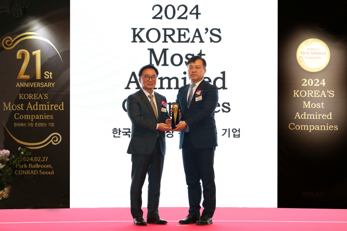 서울 여의도 소재 콘래드 호텔에서 개최된 '2024 한국에서 가장 존경 받는 기업' 인증식에서 조정훈 신한은행 ESG본부 본부장(오른쪽)이 한수희 한국능률협회컨설팅 대표이사와 기념 촬영하는 모습./사진=신한은행   