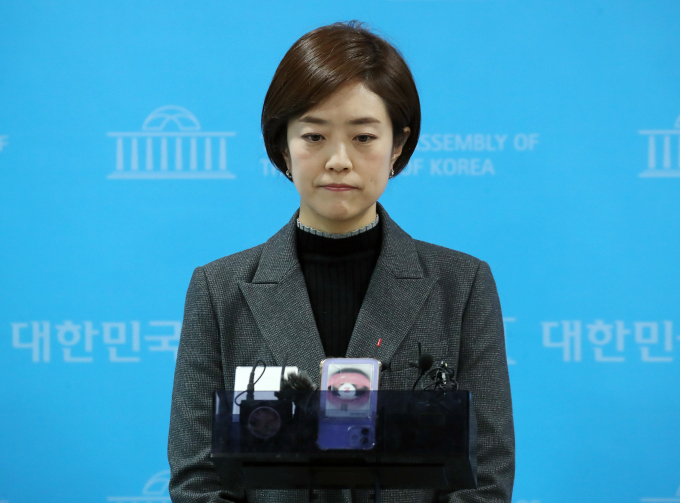 27일 고민정 더불어민주당 최고위원이 최고위원직에서 사퇴한다고 밝혔다. 사진은 고 최고위원이 27일 서울 여의도 국회 소통관에서 열린 공천 갈등과 관련한 최고위원 사퇴 기자회견을 마치고 취재진의 질문에 답하는 모습. /사진=뉴스1