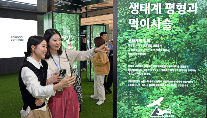 컬러풀 라이프 캠페인 전시존 관람하는 직원들/사진제공=현대차