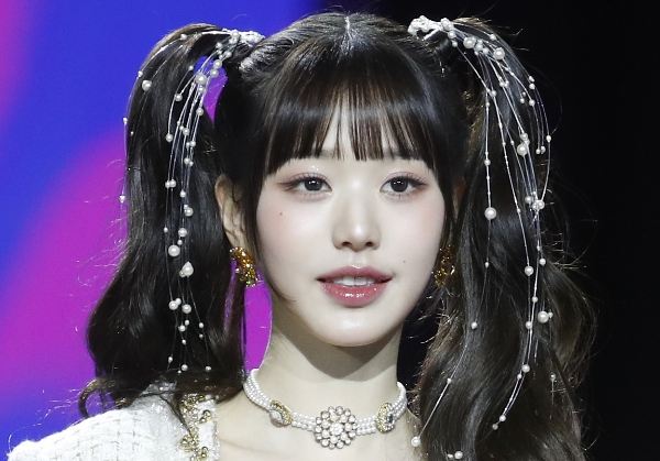중국에서 걸그룹 아이브 멤버 장원영의 머리카락을 판다는 내용의 경매가 나왔다. 사진은 장원영이 크리스마스인 지난해 12월25일 오후 인천 중구 인스파이어 아레나에서 열린 '2023 SBS 가요대전' 레드카펫 행사에 포즈를 취하는 모습. /사진=뉴스1