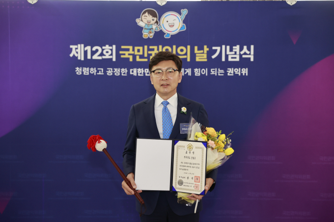 김철우 전남 보성군수가 27일 국민권익의 날 기념식에서 전국 자치단체 중 유일하게 국무총리 표창을 받고 기뻐하고 있다./보성군