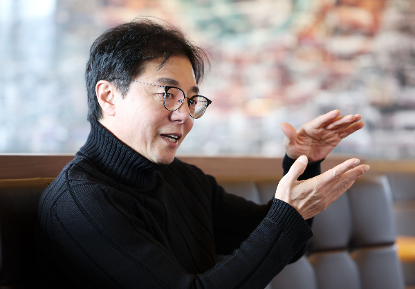 대한축구협회가 황선홍 감독을 한국 축구대표팀 임시 사령탑으로 선임한다고 발표했다. 사진은 지난해 12월26일 경기도 성남시 분당구 한 카페에서 인터뷰하는 황선홍 감독. /사진=뉴시스