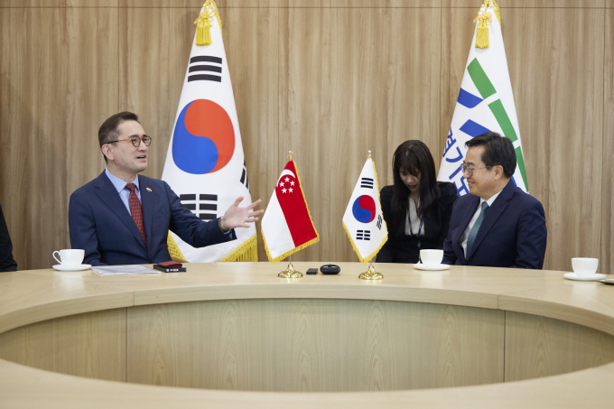 김동연 경기도지사(오른쪽)가 27일 경기도청에서 에릭 테오(Eric Teo) 주한 싱가포르 대사를 만나 경기도와 싱가포르 간 인공지능(AI) 산업, 새싹기업(스타트업), 청년교류 등 협력 방안에 대해 의견을 나누고 있다. / 사진제공=경기도   