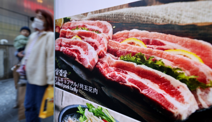 돼지고기 도매가와 소매가가 모두 내렸지만 식당 삼겹살 가격은 오른 것으로 나타났다. /사진==뉴스1 김도우 기자 