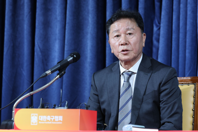 한국 축구대표팀 전임감독이 5월에 선임될 예정이다. 사진은 정해성 전력강화위원장이 브리핑에서 취재진의 질문에 답하는 모습. /사진= 뉴시스