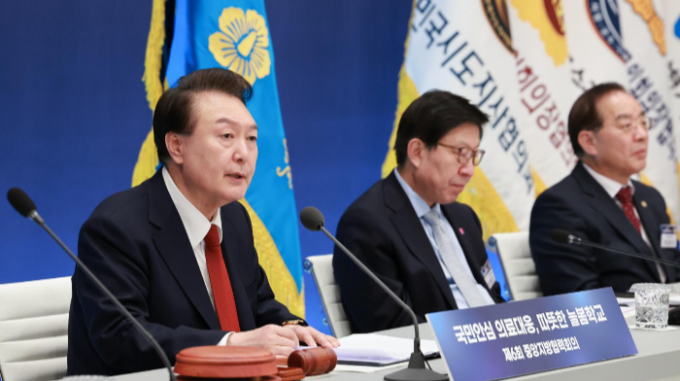 윤석열 대통령이 "의사를 얼마나 증원할 거냐에 대한 건 국가가 국민의 관점에서 판단할 문제"라고 강조했다. 사진은 윤석열 대통령이 27일 청와대 영빈관에서 열린 제6차 중앙지방협력회의에서 발언하는 모습. /사진=뉴시스