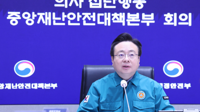 정부가 대한의사협회 비상대책위원회 관계자들을 경찰에 고발했다. 사진은 조규홍 보건복지부 장관이 27일 오전 서울 종로구 정부서울청사에서 열린 '의사 집단행동 중앙재난안전대책본부 회의'에서 모두발언하는 모습. /사진=뉴스1