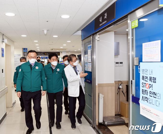 [사진] 경기도의료원 의정부병원 점검하는 이한경 행정안전부 재난안전관리본부장