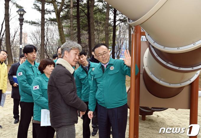 [사진] 새 학기 대비 초등학교 방문한 이한경 본부장