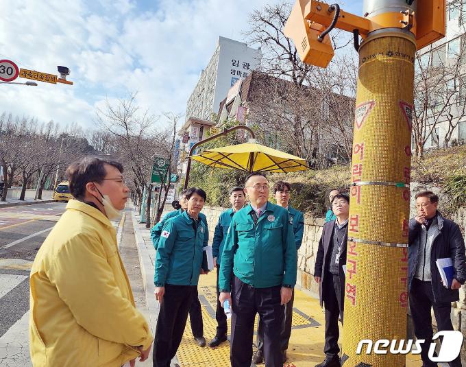 [사진] 이한경 본부장, 새 학기 대비 통학로 점검