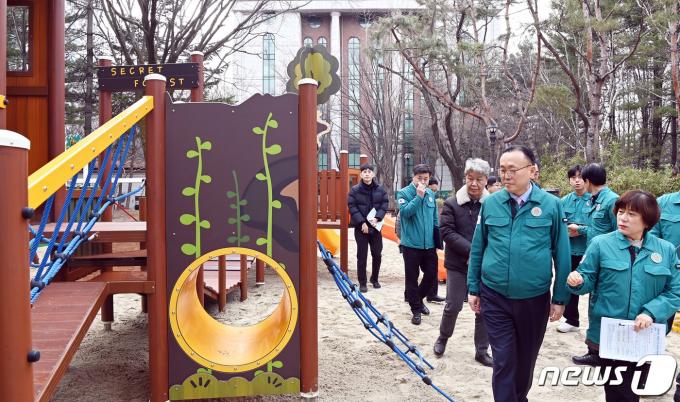 [사진] 새 학기 대비 놀이시설 점검하는 이한경 본부장