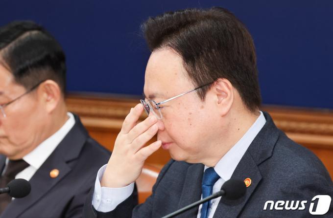 조규홍 보건복지부 장관이 27일 서울 종로구 정부서울청사에서 열린 국무회의에서 안경을 고쳐쓰고 있다. 2024.2.27/뉴스1 ⓒ News1 허경 기자