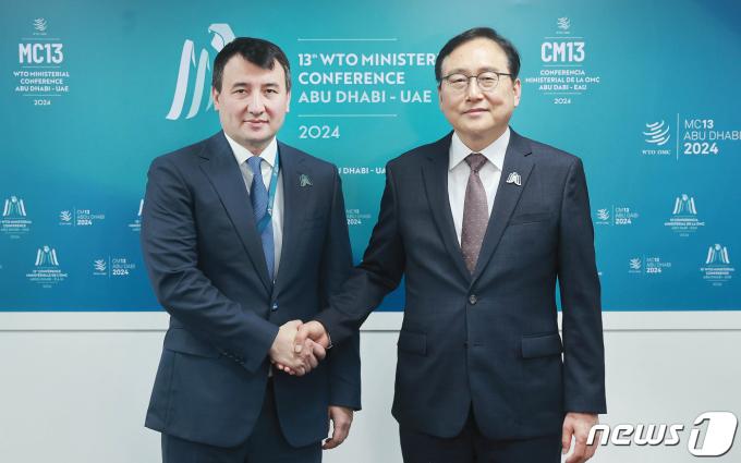 [사진] 우즈베키스탄 투자대외경제 부총리와 악수 나누는 정인교 본부장