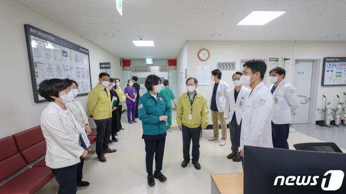 [사진] 대전보훈병원 응급실 방문한 강정애 장관
