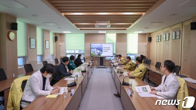 [사진] 의료계 집단행동 관련 현황 보고받는 강정애 장관