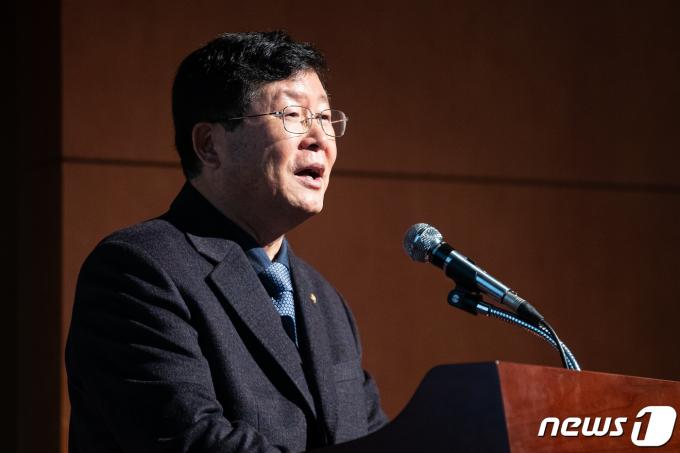 설훈 더불어민주당 의원이 28일 서울 용산구 백범김구기념관에서 열린 사단법인 연대와공생 '대한민국 위기를 넘어 새로운 길로' 포럼에서 축사를 하고 있다. 2023.11.28/뉴스1 ⓒ News1 유승관 기자