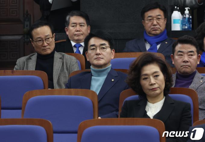 더불어민주당 박용진, 홍영표 의원 등이 27일 서울 여의도 국회에서 열린 의원총회에 참석하고 있다. 2024.2.27/뉴스1 ⓒ News1 송원영 기자