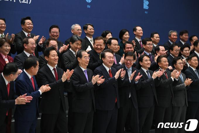 [사진] 윤 대통령, 중앙지방협력회의 기념촬영
