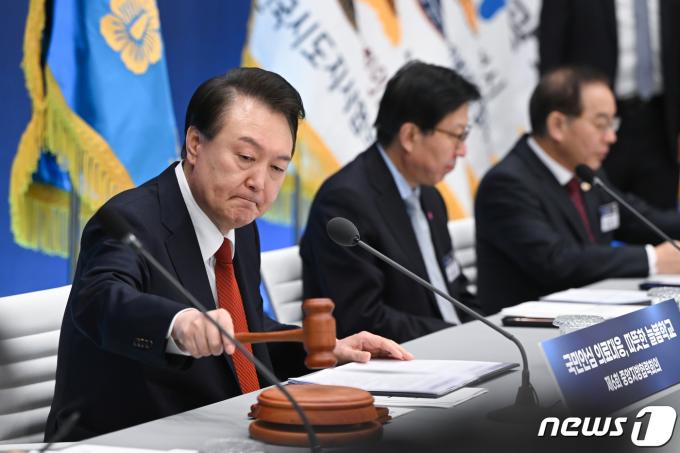 [사진] 의사봉 두드리는 윤 대통령