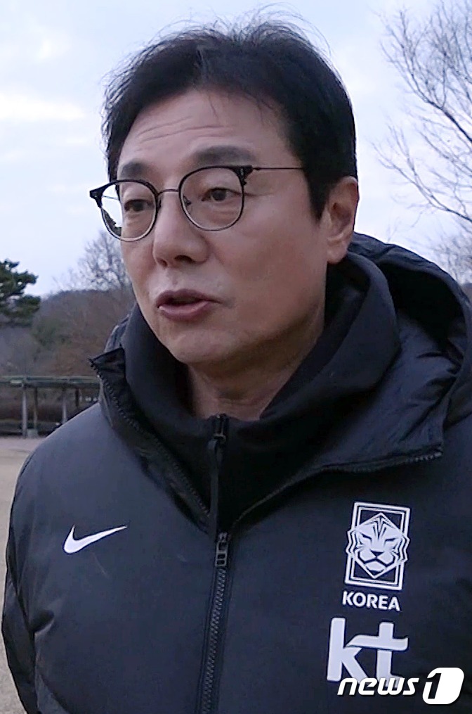 [사진] 소감 전하는 황선홍 축구 A대표팀 임시 감독