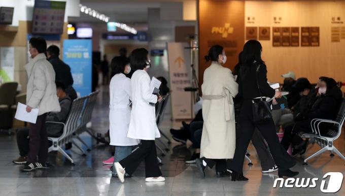 정부의 의대정원 확대 정책에 반발하는 전공의 단체행동이 8일째 이어진 27일 오후 경남 양산시 물금읍 양산부산대병원에서 의료진이 이동하고 있다. 2024.2.27/뉴스1 ⓒ News1 윤일지 기자