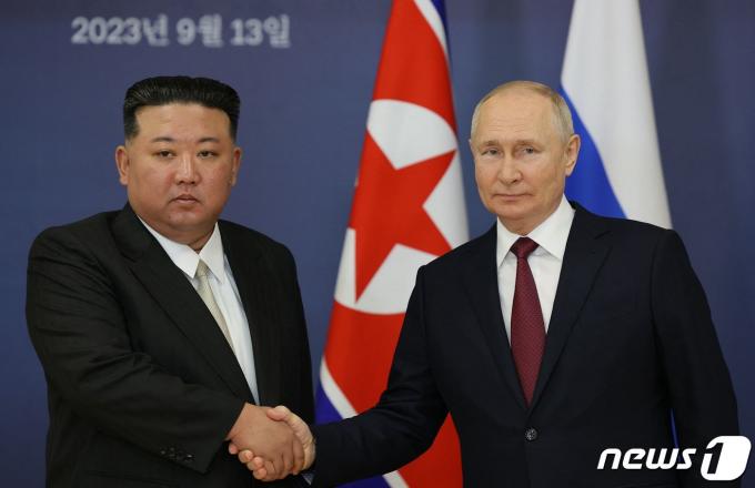 김정은 북한 국무위원장과 블라디미르 푸틴 러시아 대통령이 지난해 9월13일 (현지시간) 러시아 아무르주 보스토치니 우주기지에서 만나 회담에 앞서 악수를 하고 있는 모습. 2023.9.13 ⓒ AFP=뉴스1 ⓒ News1 우동명 기자
