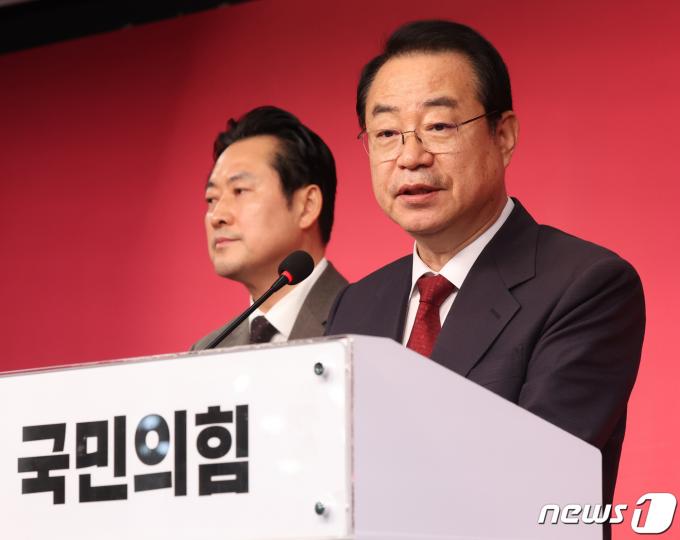 정영환 국민의힘 공천관리위원장이 서울 여의도 중앙당사에서 제7차 공관위 회의에서 결정된 단수공천 심사 결과를 발표하고 있다. 2024.2.15/뉴스1 ⓒ News1 송원영 기자