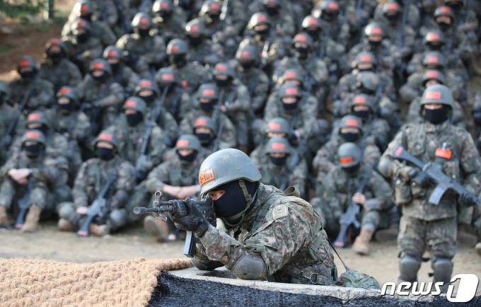 7일 충남 논산 육군훈련소 각개전투훈련장에서 훈련병들이 훈련을 받고 있다. 2023.12.7/뉴스1 ⓒ News1 김기태 기자