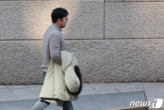 낮 기온이 최고 13도까지 올라가 포근한 날씨를 보인 31일 서울 청계천에서 한 시민이 외투를 손에 든 채 이동하고 있다. 2024.1.31/뉴스1 ⓒ News1 박지혜 기자