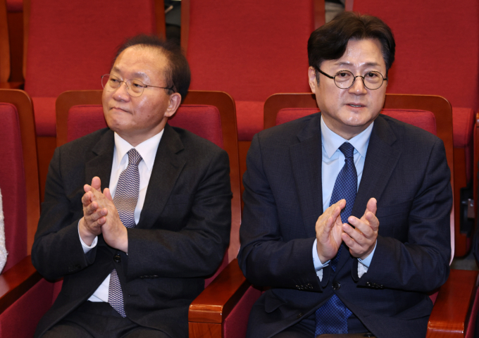 오늘(28일) 국민의힘과 더불어민주당 원내대표가 정치개혁특별위원회(정개특위) 전체회의에서 제22대 총선 선거구 획정 처리 협상을 진행한다. 사진은 윤재옥 국민의힘 원내대표(왼쪽)와 홍익표 더불어민주당 원내대표가 지난 20일 서울 여의도 국회도서관에서 열린 국회도서관 개관 72주년 기념행사에 참석한 모습. /사진=뉴스1