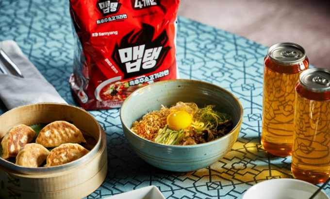 삼양라운드스퀘어가 조선호텔앤리조트의 부티크 호텔 레스케이프와 함께 '맵탱'을 활용한 컬래버레이션 패키지 '스프링 에디션: 두 잇 나우'를 선보인다. 컬래버레이션 패키지 세트 이미지. /사진=삼양라운드스퀘어