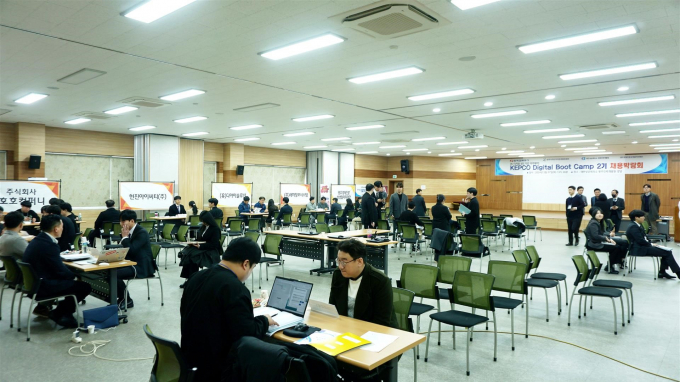  27일 광주인력개발원 강당에서 'KEPCO Digital Boot Camp' 2기 교육 수료예정자 40명을 대상으로 채용박람회가 열리고 있다./한전